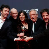 El realizador Rodrigo Sorogoyen (i), junto a los productores Nacho Lavilla (2i), Sandra Tapia y Eduardo Villanueva (d), recibe el premio a mejor película dramática por "As Bestas"