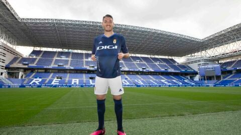 Manu Vallejo posa con la camiseta del Oviedo en el Tartiere