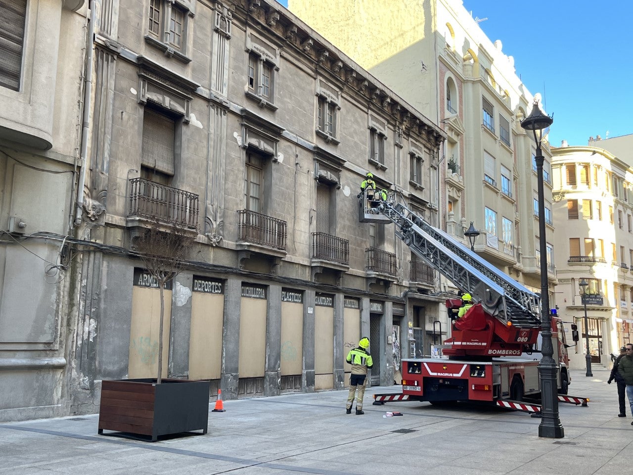 Bomberos han intervenido en una fachada del centro de la capital Bomberos han intervenido en una fachada del centro de la capital