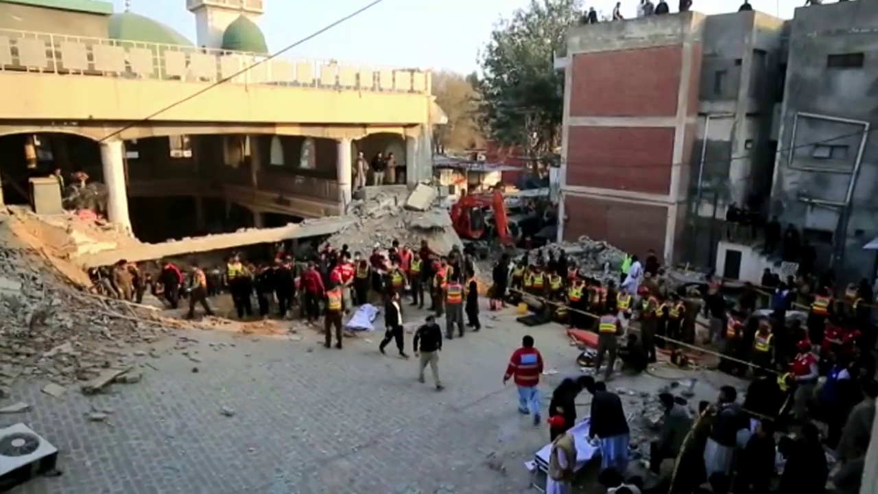 Un atentado en una mezquita de Pakistán deja al menos 59 muertos Un atentado en una mezquita de Pakistán deja al menos 59 muertos