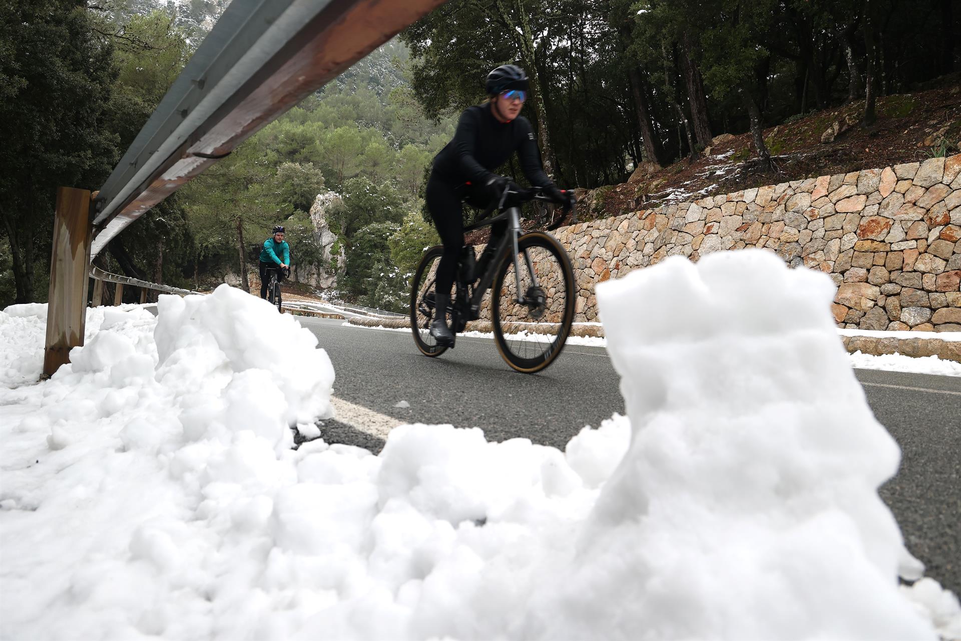 Dos carreteras de la Serra de Tramuntana permanecen cerradas por nieve y placas de hielo Dos carreteras de la Serra de Tramuntana permanecen cerradas por nieve y placas de hielo
