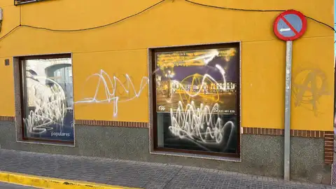 Oficina de la candidatura a la alcaldía de La Solana atacada Oficina de la candidatura a la alcaldía de La Solana atacada