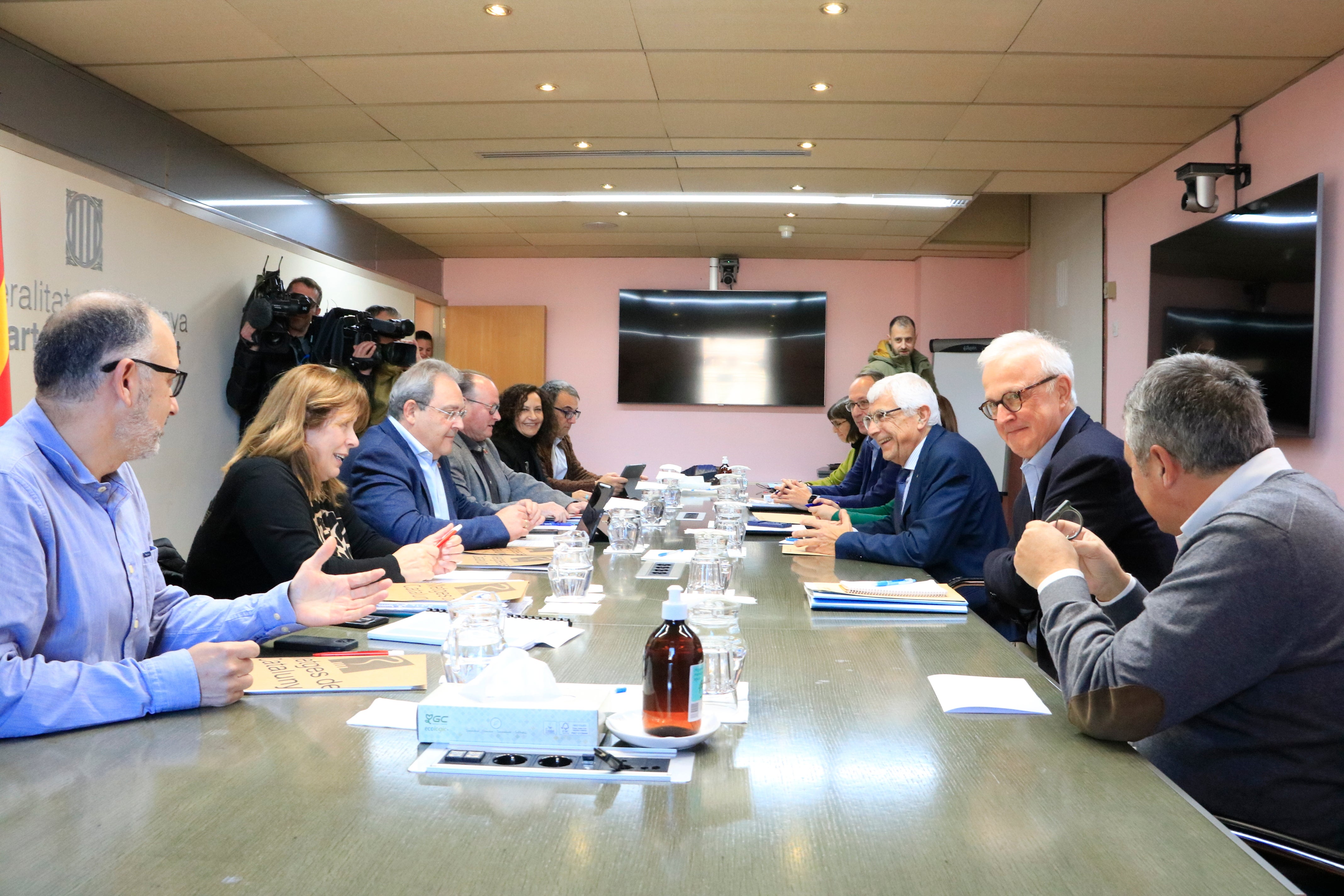 La Generalitat y Metges de Catalunya pactan un mecanismo legal para encajar las demandas laborales La Generalitat y Metges de Catalunya pactan un mecanismo legal para encajar las demandas laborales