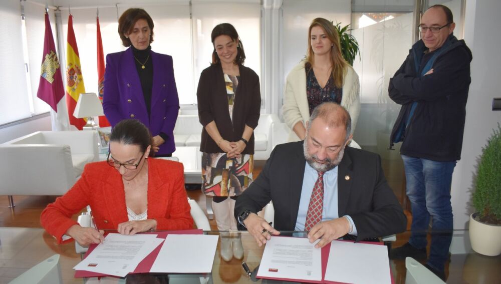 Firma del convenio entre Masías y Garde