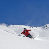 Un esquiador en Astún