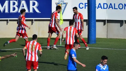 Míchel y Roger celebran el tanto anotado ante el Badalona. Míchel y Roger celebran el tanto anotado ante el Badalona.