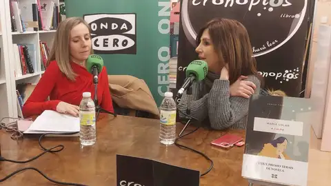 A escritora e xornalista galega, María Solar durante a presentación do seu libro "A culpa" A nosa radio lectora volve á Librería Cronopios neste 2023