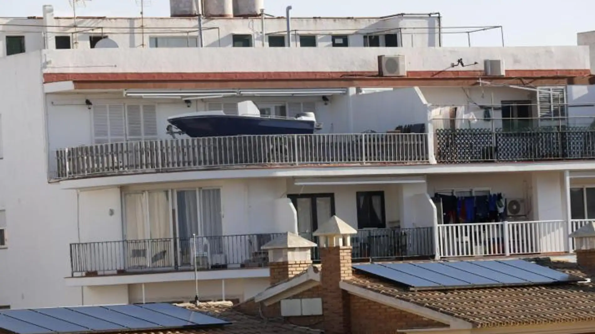 Lancha situada en la terraza de un tercer piso en Es Castell. 