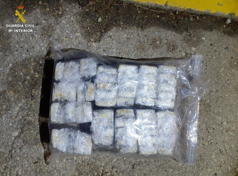 Aprehenden más de 5 kilos de hachís en un vehículo que circulaba por la A-4 en Almuradiel Aprehenden más de 5 kilos de hachís en un vehículo que circulaba por la A-4 en Almuradiel