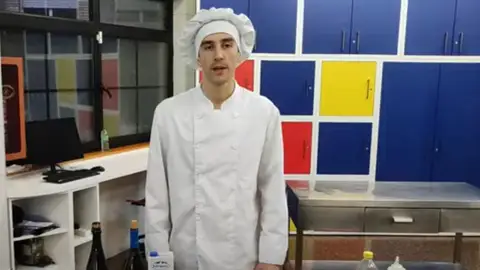 Miguel Ángel Martín entre fogones Es el alumno del CIPF de Gijón que aspira a ser promesa de la alta cocina