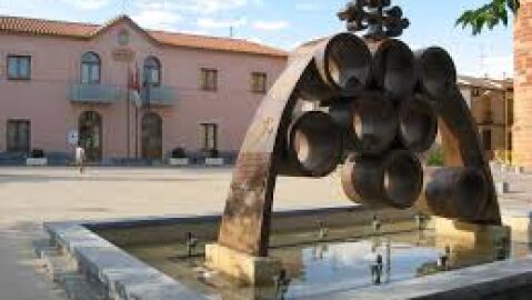 Imagen de la plaza de C&oacute;zar con la fachada del Ayuntamiento al fondo