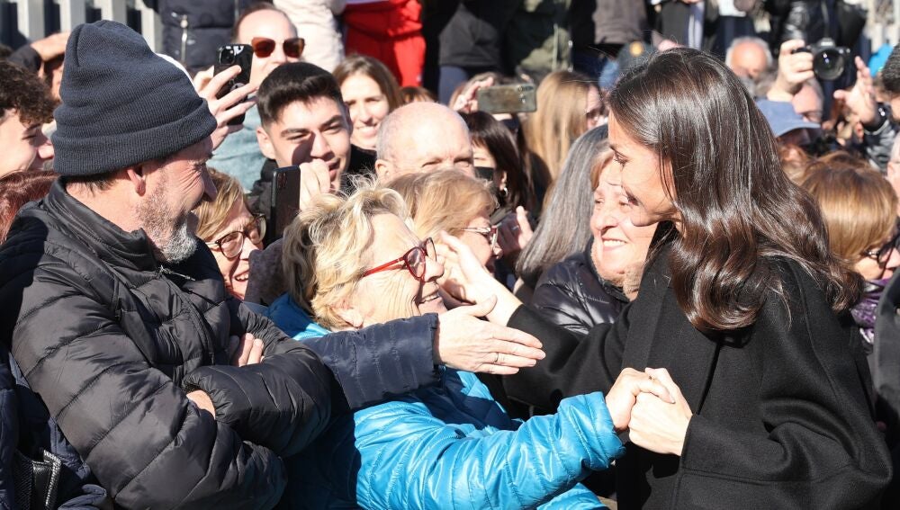 La reina Letizia saluda a los ciudadanos y ciudadanas que la han recibido en Petrer.