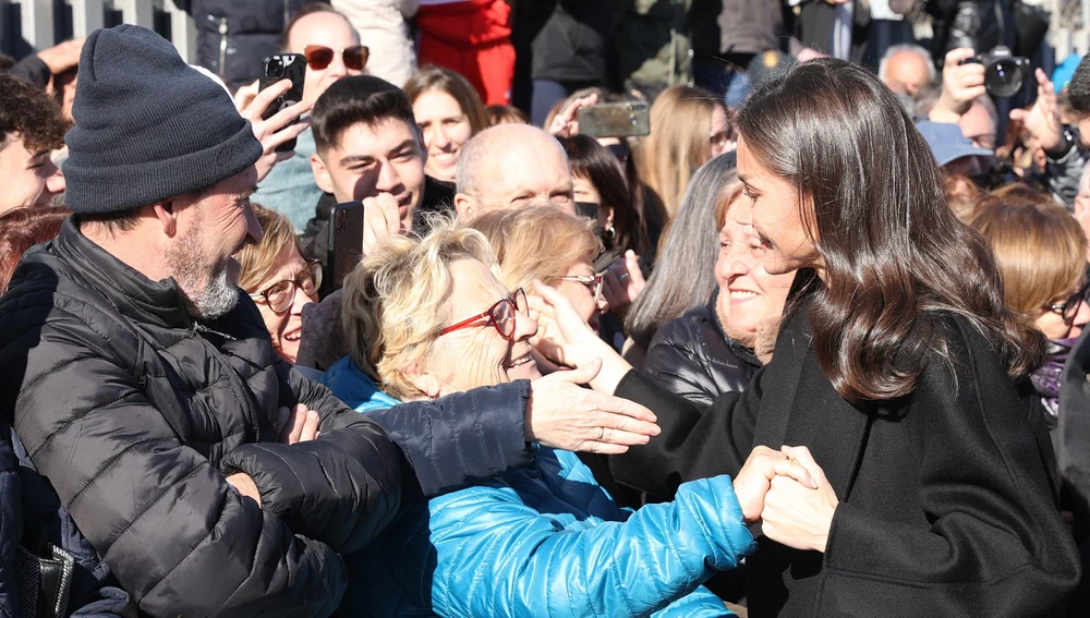 La reina Letizia saluda a los ciudadanos y ciudadanas que la han recibido en Petrer. La reina Letizia saluda a los ciudadanos y ciudadanas que la han recibido en Petrer.