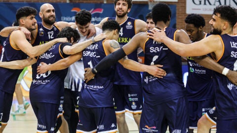 Los jugadores del Alimerka festejan la victoria ante Albacete