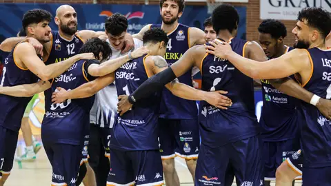 Los jugadores del Alimerka festejan la victoria ante Albacete Los jugadores del Alimerka festejan la victoria ante Albacete
