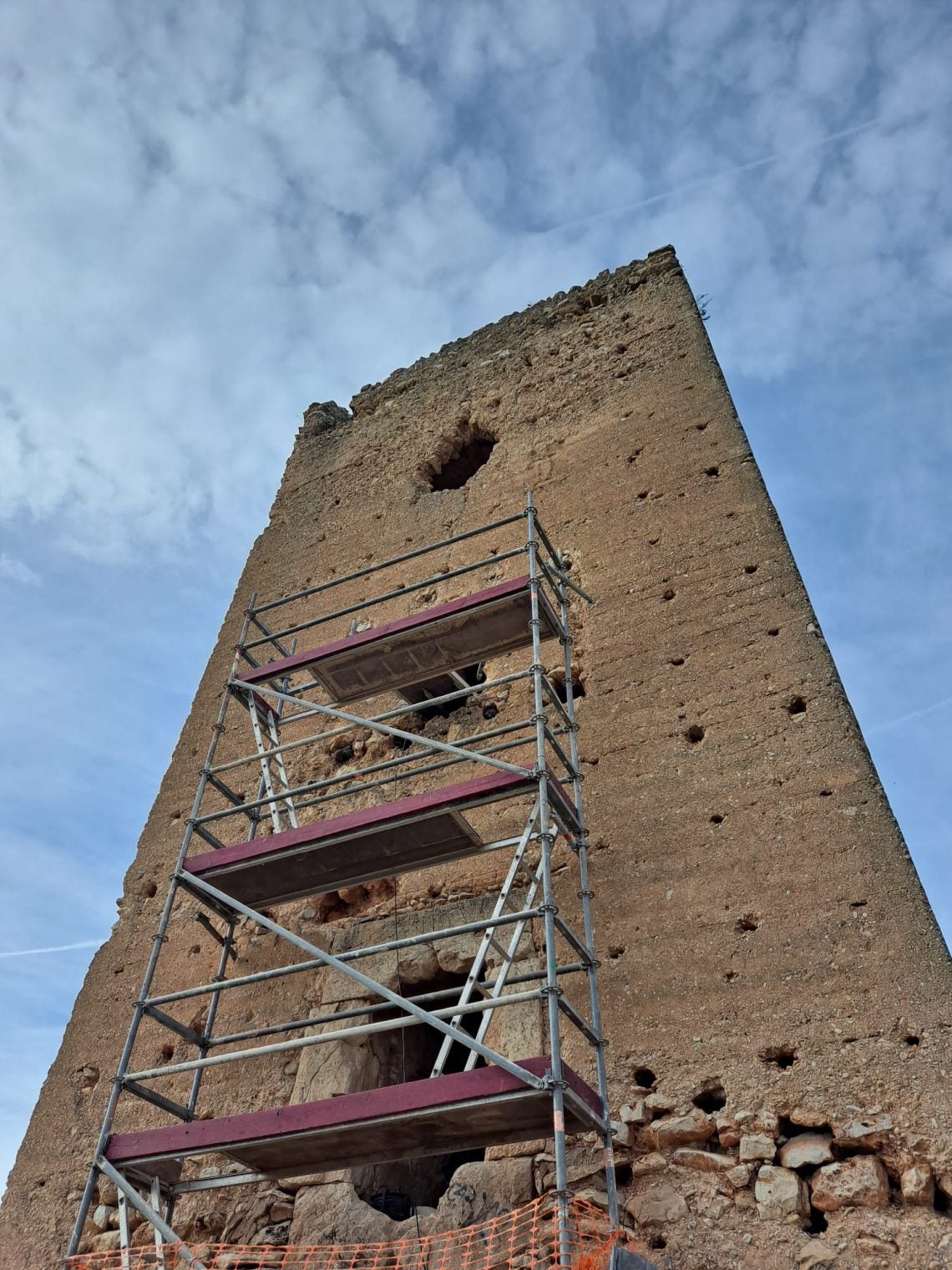 Llombai refuerza la estructura de la Torre Aledua para evitar posibles derrumbes Llombai refuerza la estructura de la Torre Aledua para evitar posibles derrumbes