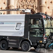 Un camión de Valoriza Medioambiente en funcionamiento Un camión de Valoriza Medioambiente en funcionamiento