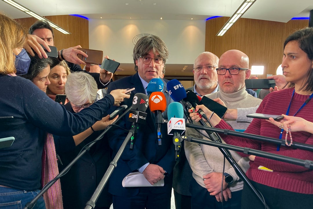 Puigdemont cree que el TJUE deja en "vía muerta" su entrega pero asume que habrá nueva euroorden Puigdemont cree que el TJUE deja en "vía muerta" su entrega pero asume que habrá nueva euroorden