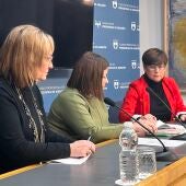 Elena Lahoz (UGT), Jessica Fessenden (CSIF) y Delia Lizana (CCOO) firmando la convocatoria de huelga