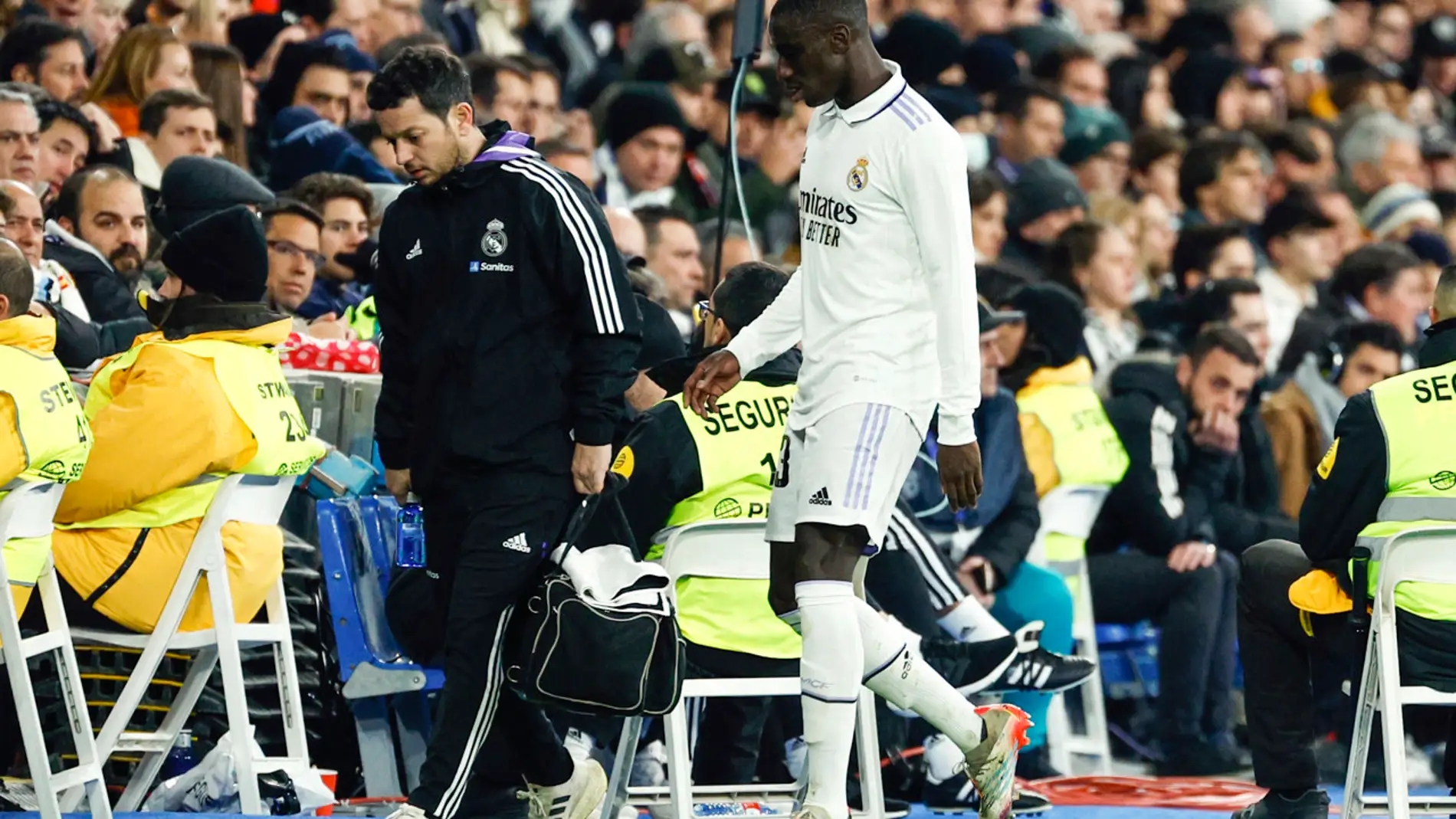 Mendy abandona el terreno de juego lesionado en un partido del Real Madrid