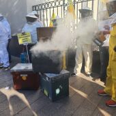 Los apicultores se movilizan en Murcia con una "performance" ante el abandono que sufre el sector