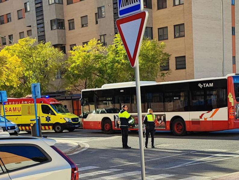 Una mujer herida tras ser atropellada por un autobús en el PAU 2 de Alicante Una mujer herida tras ser atropellada por un autobús en el PAU 2 de Alicante