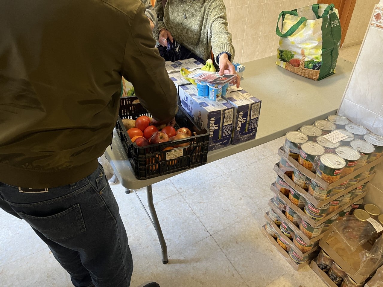 Cáritas del Calvario ayuda cada mes a más de 200 personas con sus repartos de alimentos Cáritas del Calvario ayuda cada mes a más de 200 personas con sus repartos de alimentos