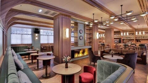 Interior de la cafetería del nuevo hotel de la Estación de Canfranc