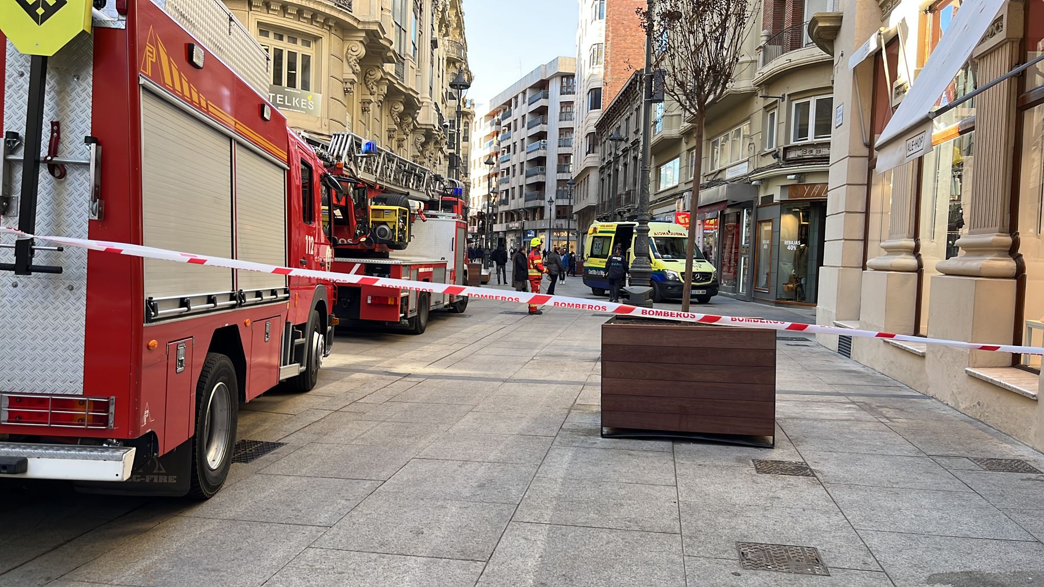 Bomberos de Albacete rescatan a una persona de un ascensor tras quedar atrapada al producirse un incendio Bomberos de Albacete rescatan a una persona de un ascensor tras quedar atrapada al producirse un incendio
