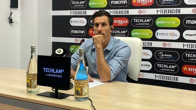 Sanción a Voulgaris: El presidente albinegro, inhabilitado 15 días por encararse con el árbitro del Castellón- Albacete Sanción a Voulgaris: El presidente albinegro, inhabilitado 15 días por encararse con el árbitro del Castellón- Albacete
