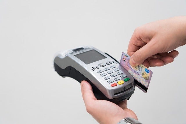 Se gastan en copas, restaurantes y tiendas 5.800 euros con la tarjeta de una compañera de piso, una mujer octogenaria Se gastan en copas, restaurantes y tiendas 5.800 euros con la tarjeta de una compañera de piso, una mujer octogenaria