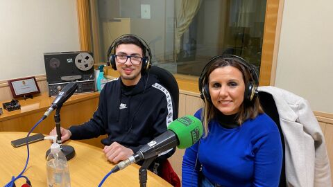 Lourdes Dom&iacute;nguez y Nordin Mustafa en el estudio de Onda Cero Ceuta