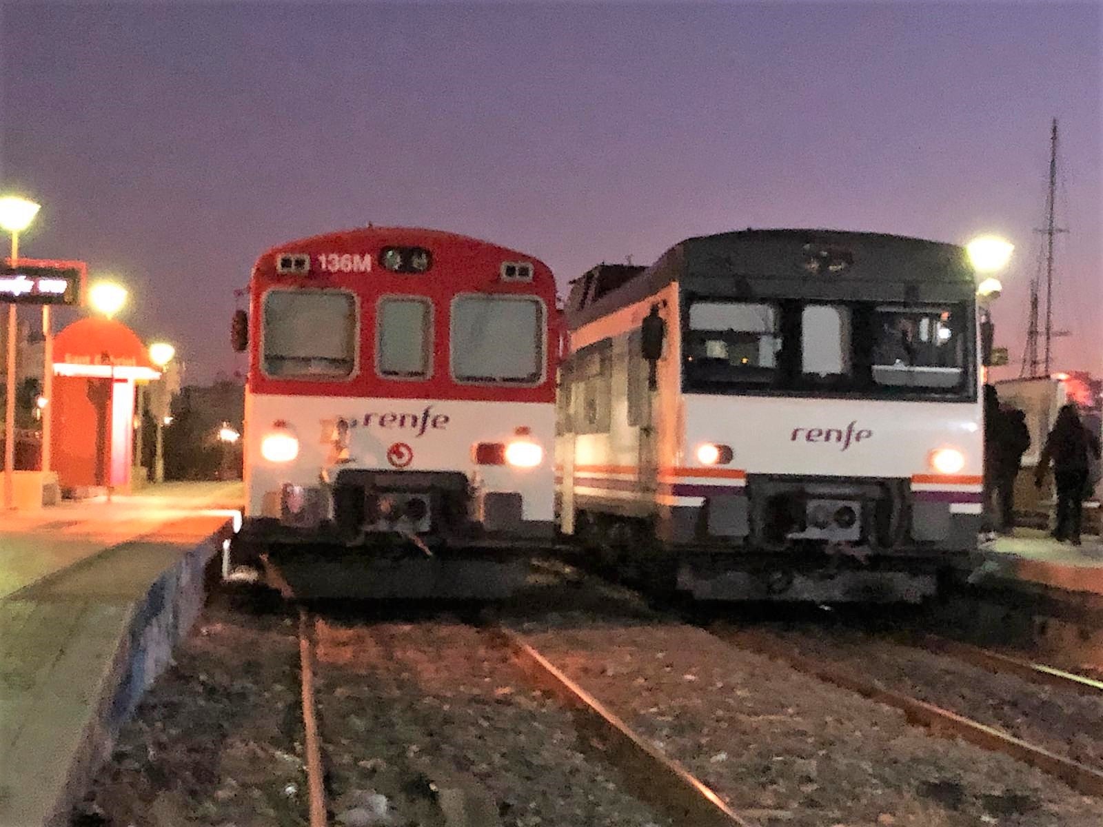 El incendio en una parcela junto a las vías del tren para el servicio de Cercanías de Renfe entre Elche y Alicante El incendio en una parcela junto a las vías del tren para el servicio de Cercanías de Renfe entre Elche y Alicante