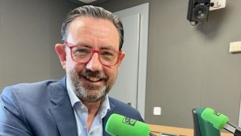 El director de ASIMA, Alejandro S&aacute;enz de San Pedro, en los estudios de Onda Cero Mallorca