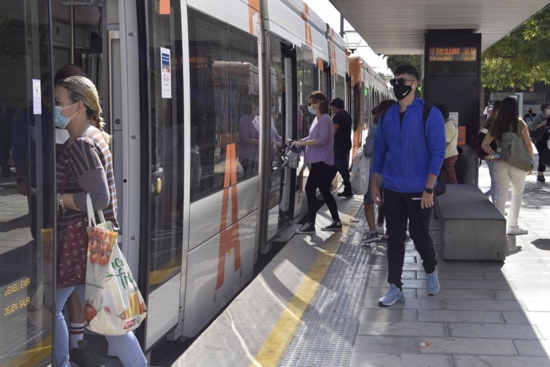 La Generalitat y el Ayuntamiento de Alicante aplican la reducción a la mitad en el precio de los títulos de transporte La Generalitat y el Ayuntamiento de Alicante aplican la reducción a la mitad en el precio de los títulos de transporte