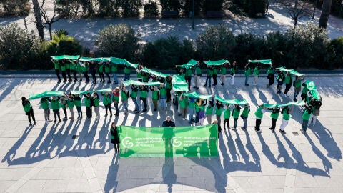 La Asociaci&oacute;n Espa&ntilde;ola Contra el C&aacute;ncer Valencia realiza un lazo humano, con motivo del D&iacute;a Mundial Contra el C&aacute;ncer
