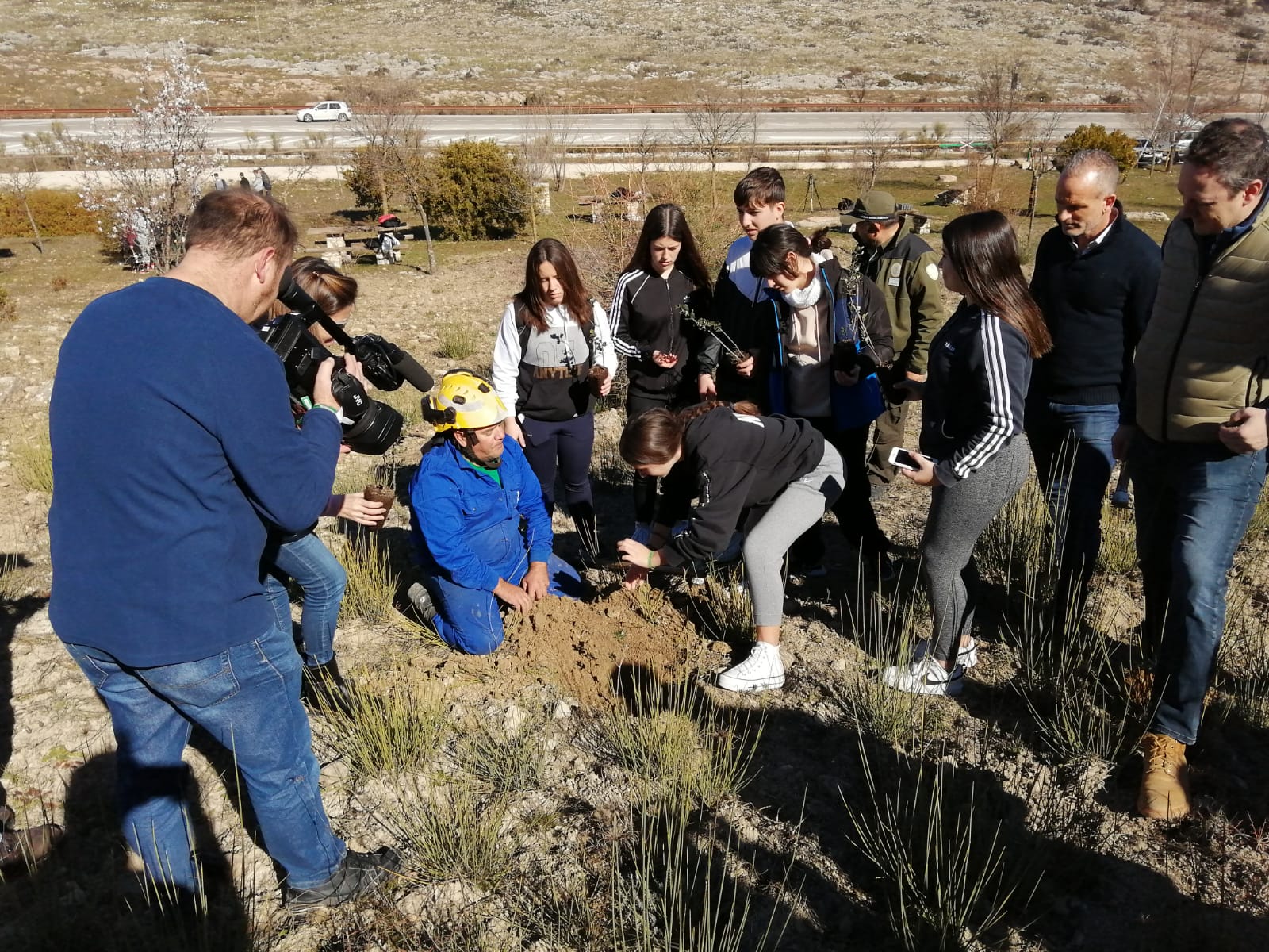 Alumnos del IES Sierra de Aras de Lucena comienzan a reforestar el monte Santa Rita Alumnos del IES Sierra de Aras de Lucena comienzan a reforestar el monte Santa Rita
