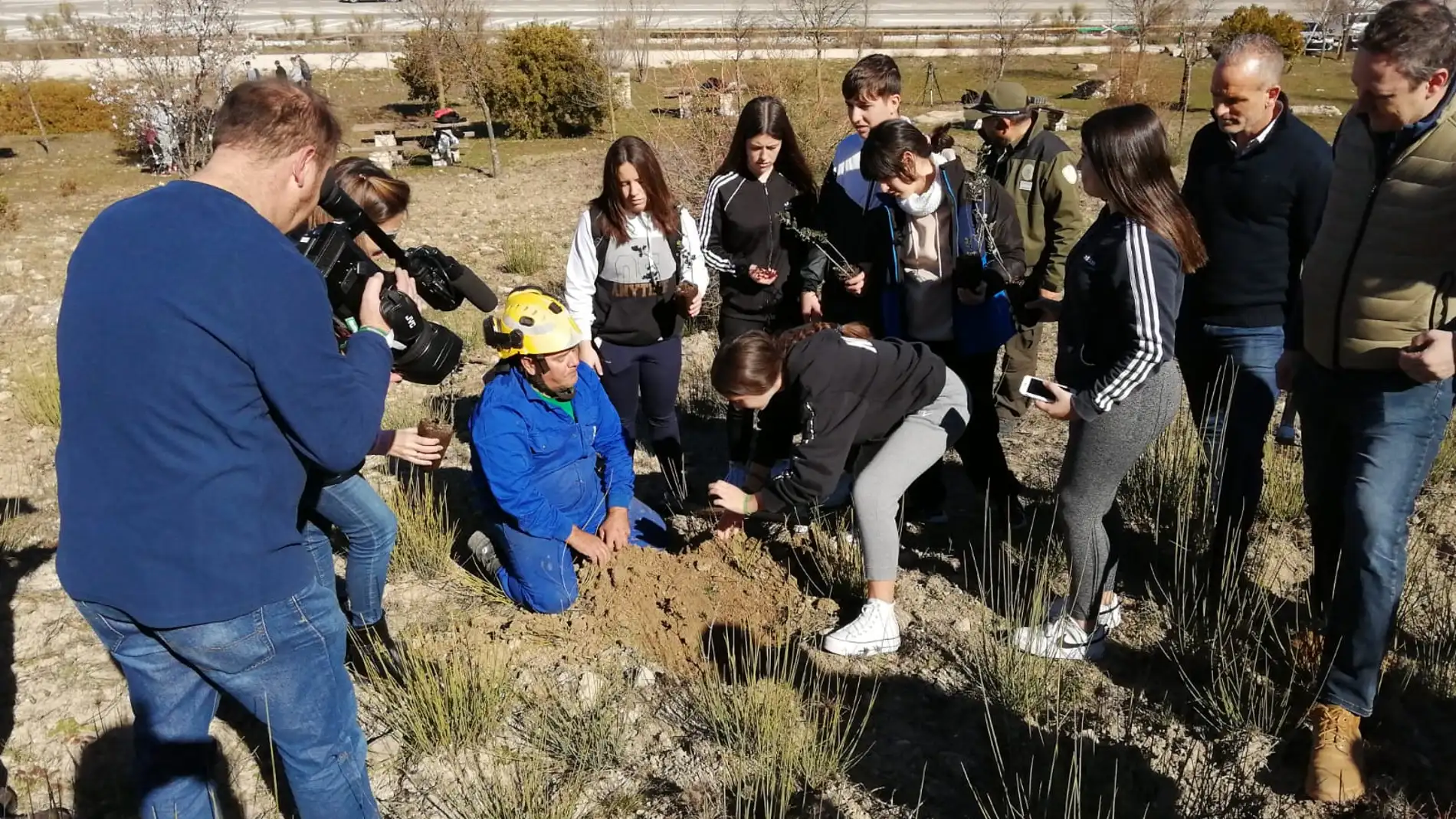  Alumnos del IES Sierra de Aras de Lucena comienzan a reforestar el monte Santa Rita