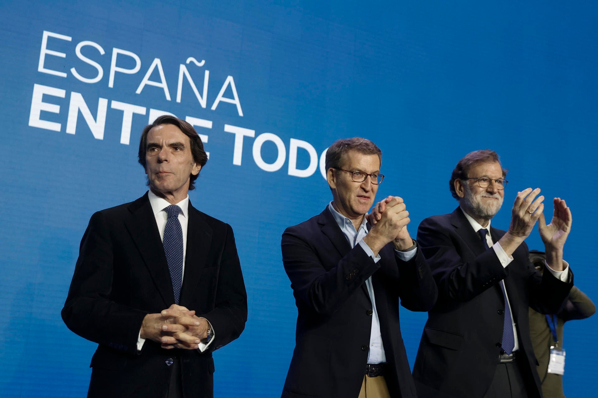 Feijóo presume de unidad reuniendo a Aznar y Rajoy: "Ahora toca volver a unir a los españoles" Feijóo presume de unidad reuniendo a Aznar y Rajoy: "Ahora toca volver a unir a los españoles"