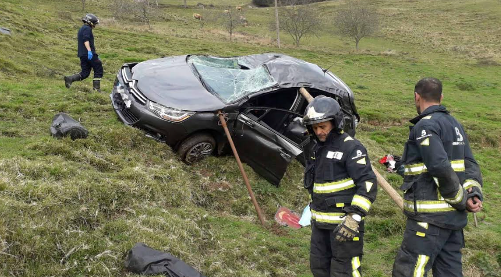 Tres heridos tras volcar un coche este domingo en Piloña Tres heridos tras volcar un coche este domingo en Piloña