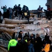 Los equipos de emergencia turcos tratan de rescatar a las víctimas del terremoto entre los escombros de un edificio derrumbado