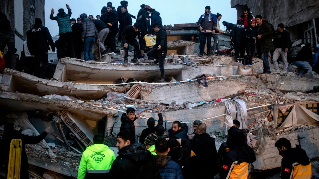 Los equipos de emergencia turcos tratan de rescatar a las víctimas del terremoto entre los escombros de un edificio derrumbado Los equipos de emergencia turcos tratan de rescatar a las víctimas del terremoto entre los escombros de un edificio derrumbado