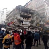 Personal de emergencias turcas buscan entre los escombros de un edificio a víctimas del terremoto en Diyarbakir (Turquía)