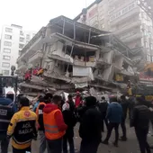 Personal de emergencias turcas buscan entre los escombros de un edificio a víctimas del terremoto en Diyarbakir (Turquía) Personal de emergencias turcas buscan entre los escombros de un edificio a víctimas del terremoto en Diyarbakir (Turquía)