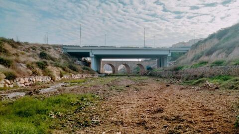 El barranco de las Ovejas de Alicante limpio y desbrozado 