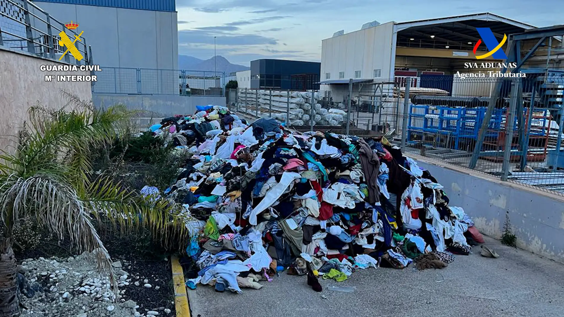 Detenidas 12 personas en Ceutí durante la receptación de 560 kilos de hachís ocultos en un contenedor de ropa usada