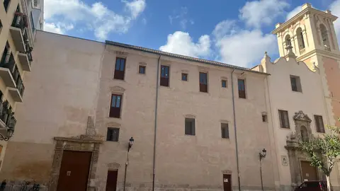 Fachada del centro recayente a la plaza del Pilar obras