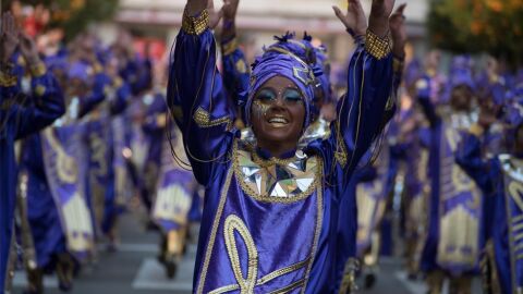La comparsa La Kochera desfila en uno de los concursos del Carnaval de Badajoz