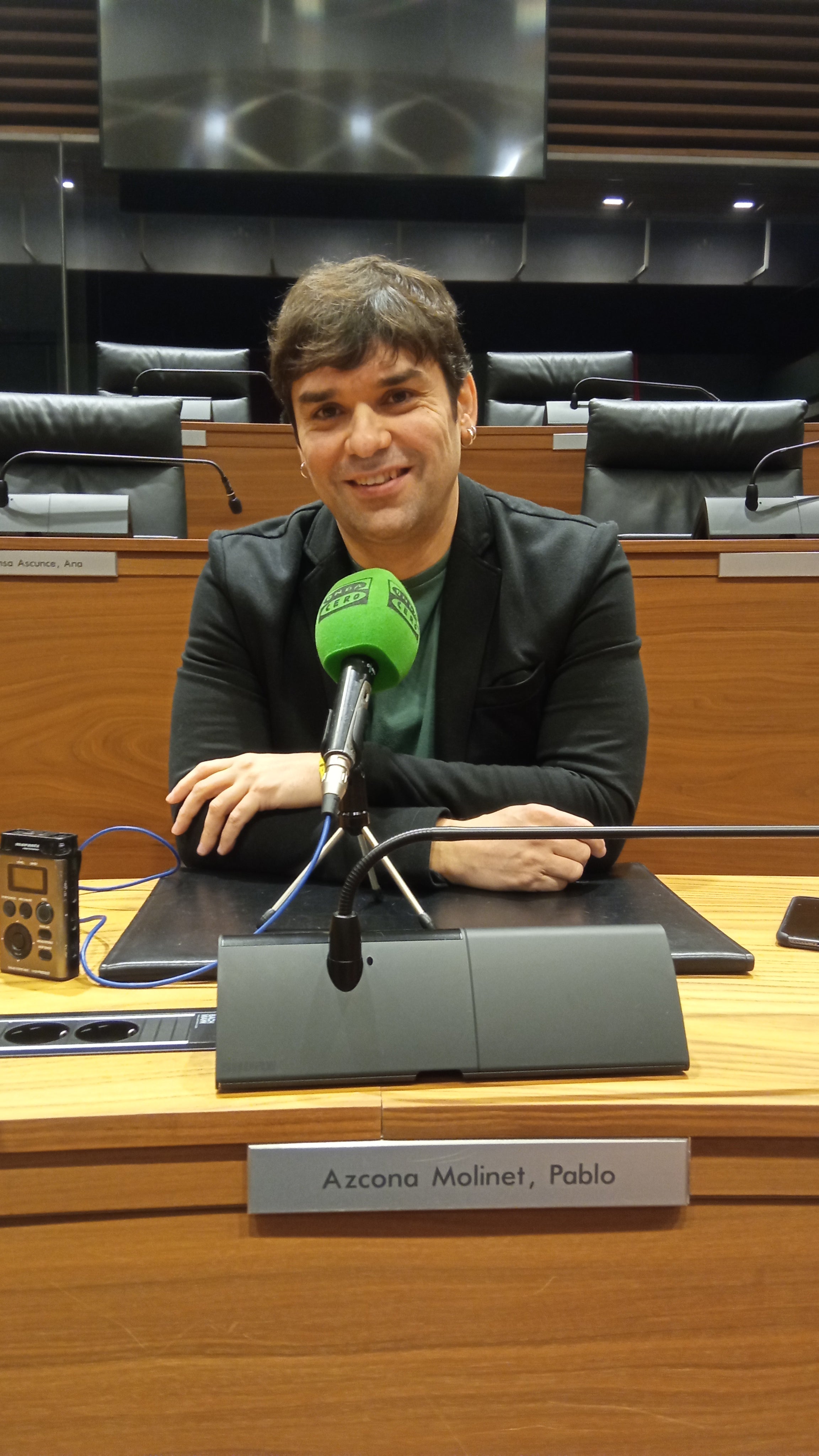 Pablo Azcona: "La semana siguiente de ser elegido alcalde de mi pueblo me tocó celebrar una boda. Sentí que hice el ridículo" Pablo Azcona: "La semana siguiente de ser elegido alcalde de mi pueblo me tocó celebrar una boda. Sentí que hice el ridículo"