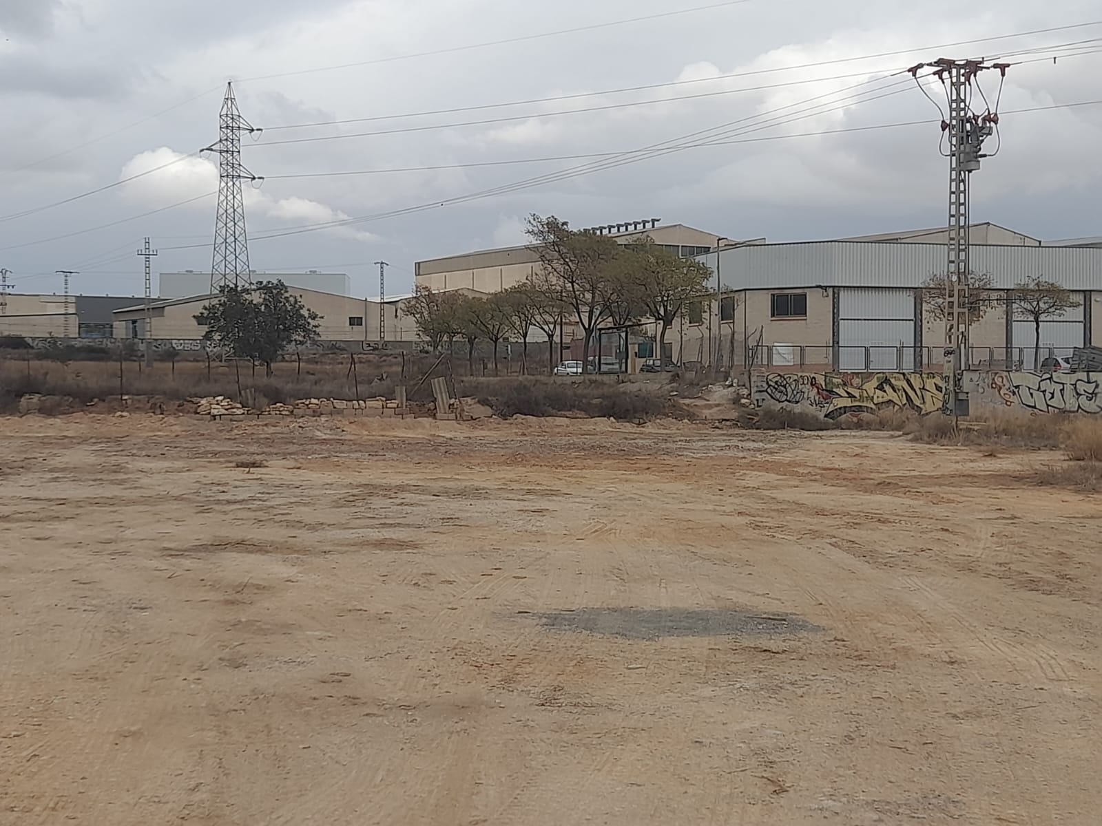 San Vicente del Raspeig culmina la limpieza del solar afectado por el vertido de escombros de las obras del barrio de los Manchegos San Vicente del Raspeig culmina la limpieza del solar afectado por el vertido de escombros de las obras del barrio de los Manchegos